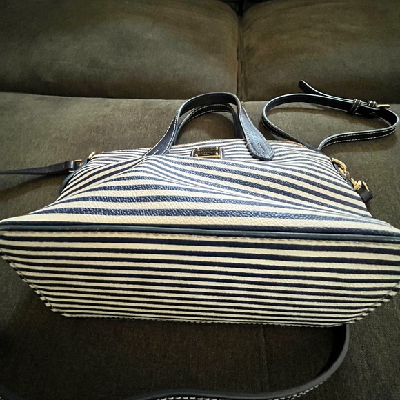 Dooney & Bourke handbag! Like new, clean and very cute! - Picture 5 of 6